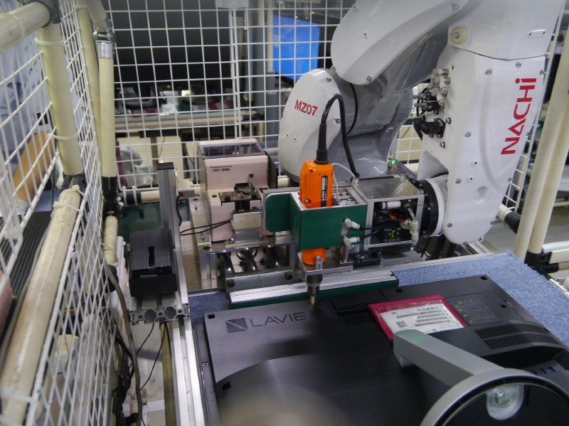 本体背面からのネジ締めはアームロボットで行なう