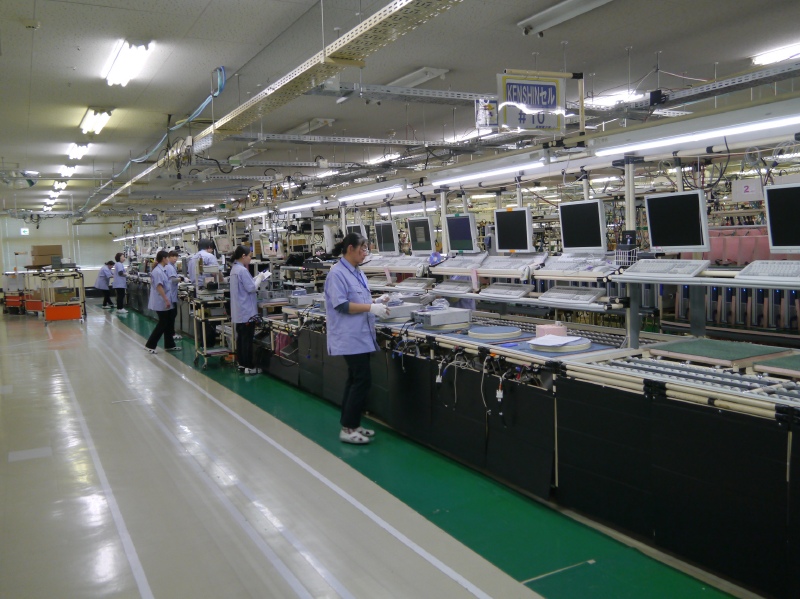 こちらは、法人向けデスクトップPCの生産ラインの様子