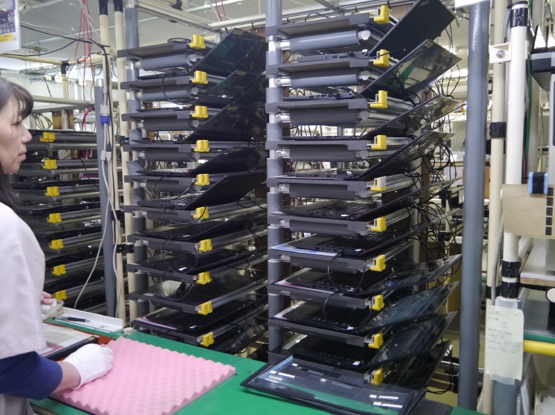 続いてエージング行なう。一度に多くの機種で実施できる仕組み