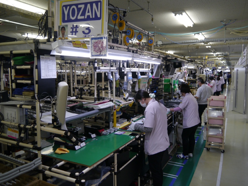 ノートPCの生産ライン。LAVIE Hybrid ZEROが生産されていた