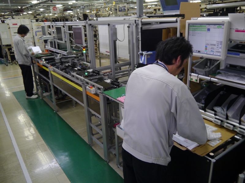 最新設備となるタブレットの生産ライン。機械による自動化が図られ2人で梱包作業までが完了する