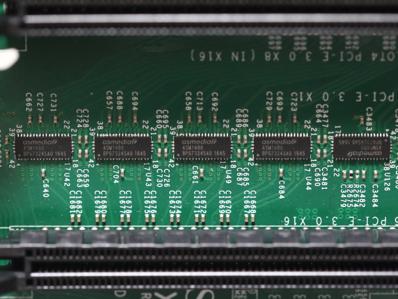 ASMediaのPCI Expressレーンスイッチチップ「ASM1480」。PCI Express x16スロットのレーン分割を担当している