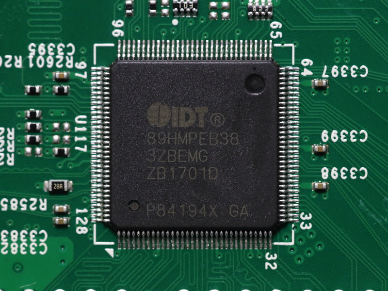PCI Express 2.0 x1をPCIに変換するIntegrated Device Technologyの「89HMPEB383」。基板裏面に実装されている