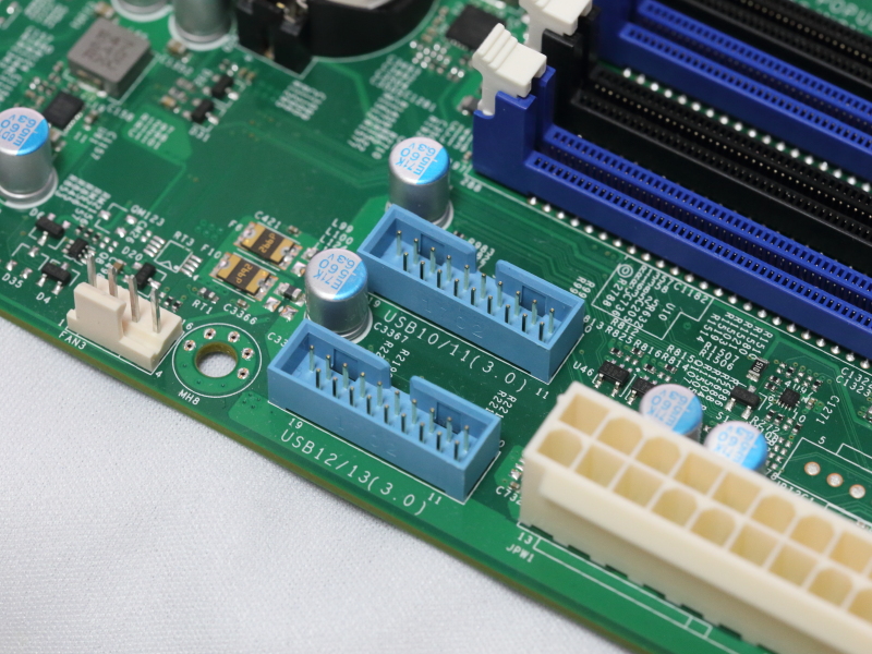 USB 3.0の内部ヘッダー。2つともIntel C236 チップセットにより提供されている