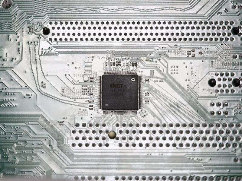 より短い距離で配線の長さを均一に調整する独特の配線技術は健在