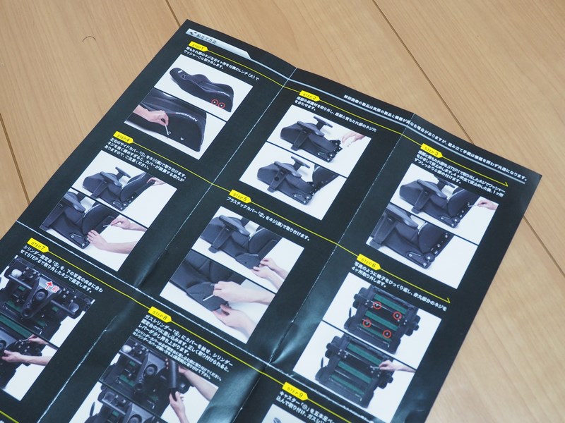 組み立て方法はカラー写真でステップごとに解説されている。重要な箇所は赤丸などで明示されているので、取り外すネジの位置などで迷うことはない