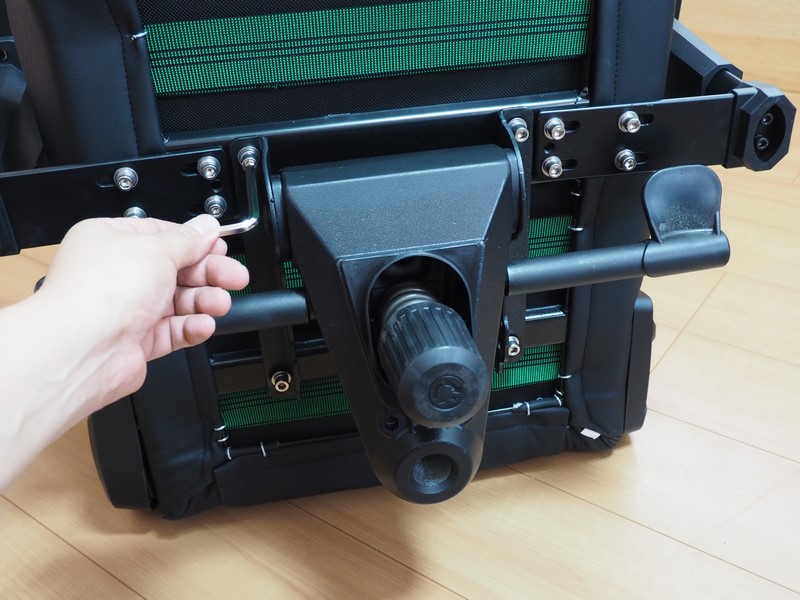 座部裏面に仮留めされている4本のネジをはずしてから、シリンダー固定台を取り付け、4本のネジを締め直す。ここでもネジはいったん仮留めしてから左右の平行などを微調整し、その後に本締めしよう