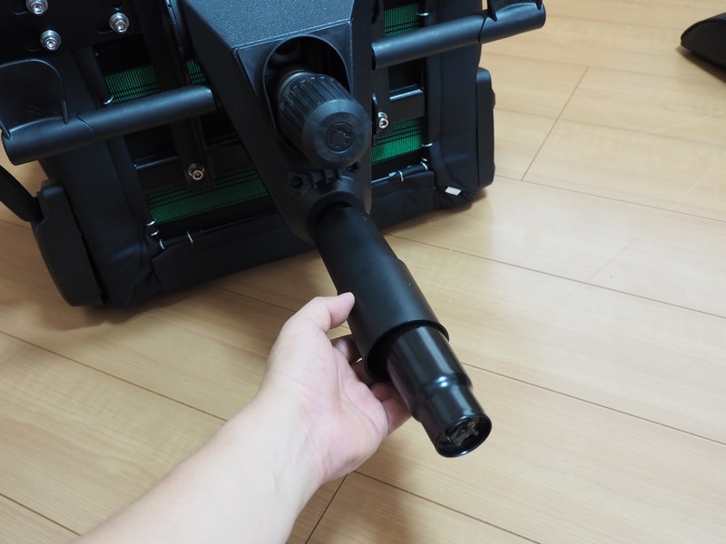 ガスシリンダーにシリンダーカバーをかぶせて、細い方を座部側の穴に差し込む