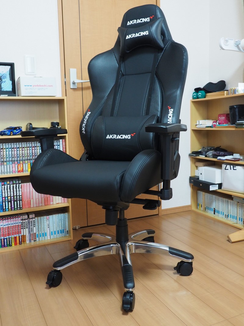 AKRacing Premium オフィスチェアの完成だ。今回は記事用の写真を撮影しながら組み立てて、所要時間は約35分となった。組み立てに専念すれば20分ぐらいで完成するだろう