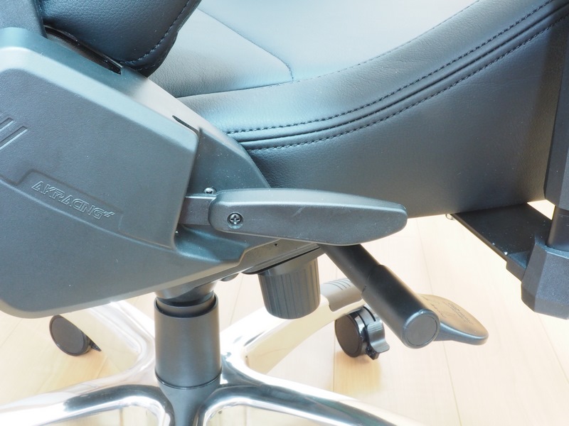 中央の大きなレバーがリクライニング用、下のレバーが座面高調節用のレバー。どちらも上に引くとロックが解除されて調節が可能になる