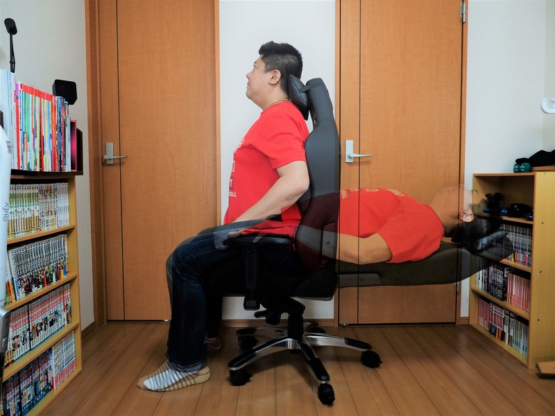 背もたれはフルフラットに倒せる。休息時間に重宝しそうな機能だ。ただ、座高のある筆者は後ろに倒れそうでちょっと怖かった