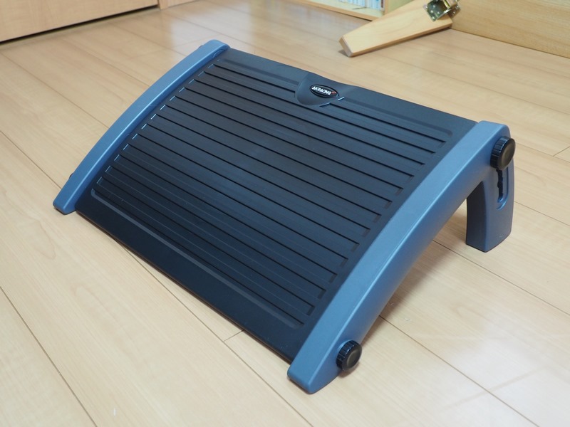 組み立て済みモデルの初回出荷500台限定に付属するGAMING - Low Footrestは小柄なユーザー向け。体格を理由にAKRacingを購入できなかった方は、組み立て済みモデルを狙おう