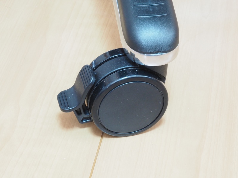 「AKRacing Premium オフィスチェア」のキャスターは、ナイロン製でははく、ストッパー付きのPU製キャスター。PU製はナイロン製に比べてフローリングに傷をつけにくいので、マットを敷いていない床の上でも安心して利用可能だ。またストッパーも何気に便利。5個のうち2個をロックすればしっかりと固定される