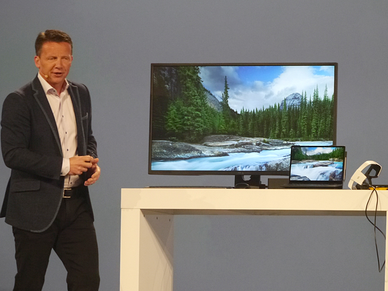 デモストレーションでは43型のMulti-Client Monitor「P4317Q」を使用