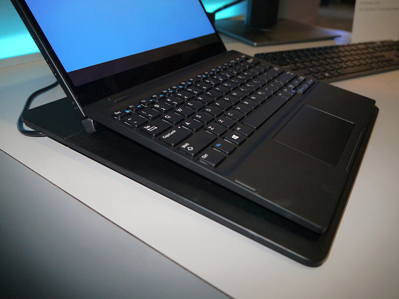 Dell Wireless Charging MatにLatitude 7285 2-in-1を置いて充電中