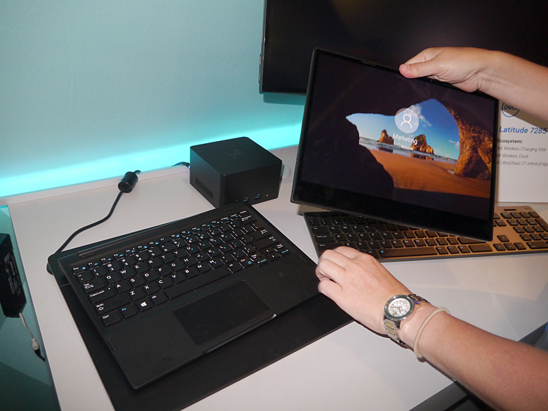 Latitude 7285 2-in-1のディスプレイ部を取り外したところ