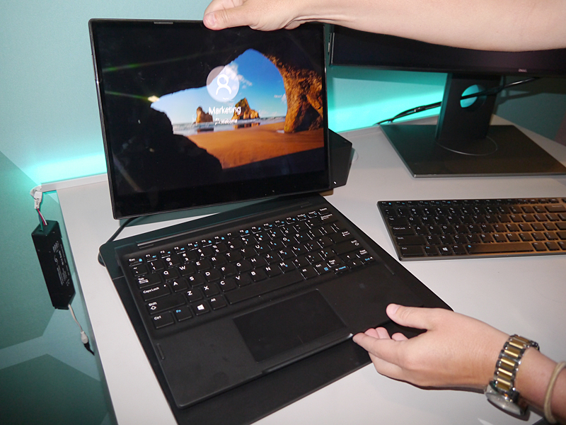 Latitude 7285 2-in-1のディスプレイ部を取り外したところ