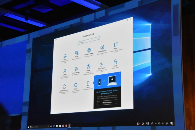 設定アプリにPhoneという項目が追加されている。Android、iPhone、Windows phoneとPCを関連付けできるようになるらしい