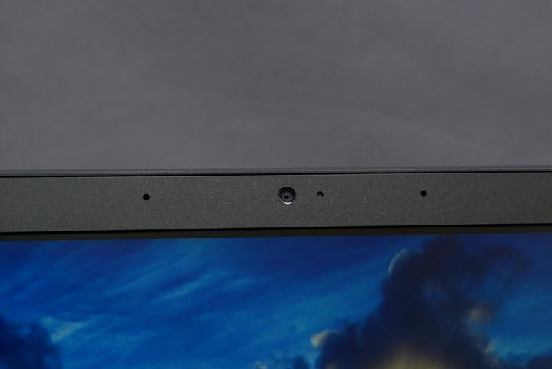 液晶上部には、720p対応のHD Wabカメラを搭載