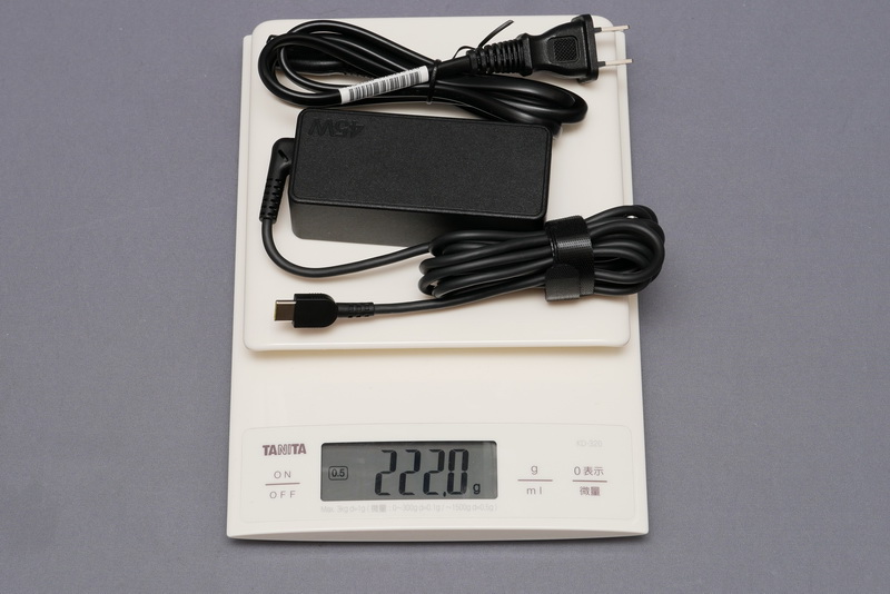 ACアダプタの重量は、付属電源ケーブル込みで実測222gだった