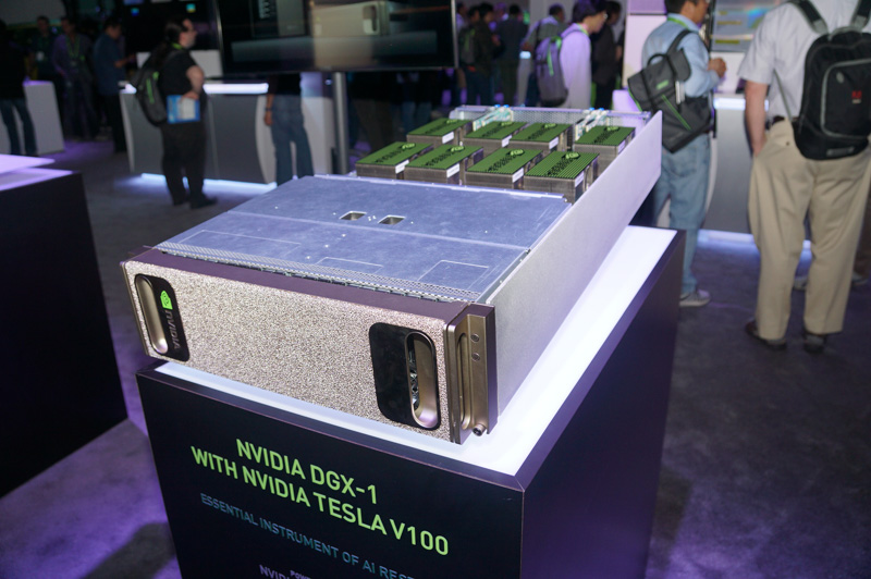 NVIDIAのDGX-1 with Tesla V100。値段は従来モデルから据え置きだが、Tesla V100×8にアップグレード済み