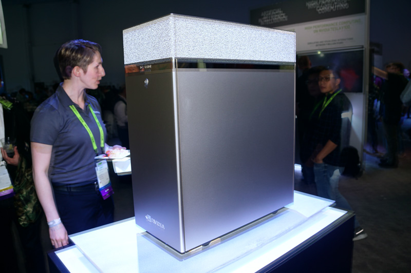 DGX STATION。Tesla V100を4つ搭載しており、69,000ドル(日本円で約786万円)とDGX-1よりも低価格に設定されている。PCI ExpressカードのTesla V100の4枚挿しの水冷仕様。ビデオ出力も用意されているので、ウルトラハイエンドワークステーションと言っていいかもしれない