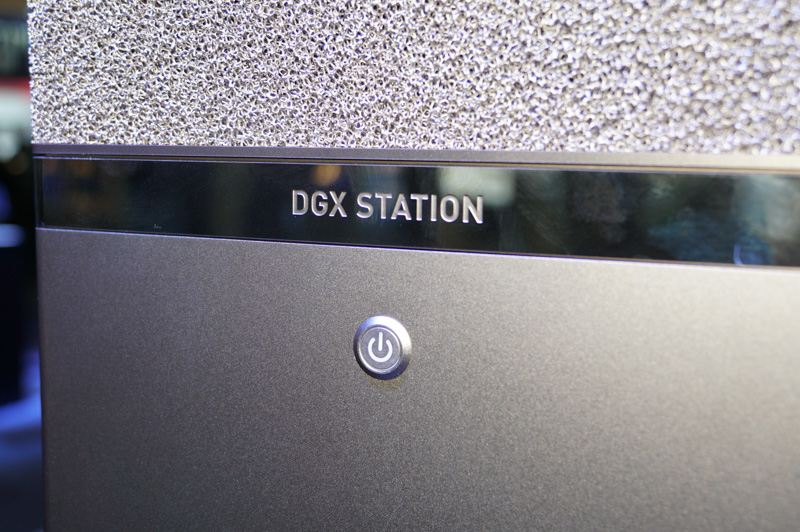 DGX STATION。Tesla V100を4つ搭載しており、69,000ドル(日本円で約786万円)とDGX-1よりも低価格に設定されている。PCI ExpressカードのTesla V100の4枚挿しの水冷仕様。ビデオ出力も用意されているので、ウルトラハイエンドワークステーションと言っていいかもしれない