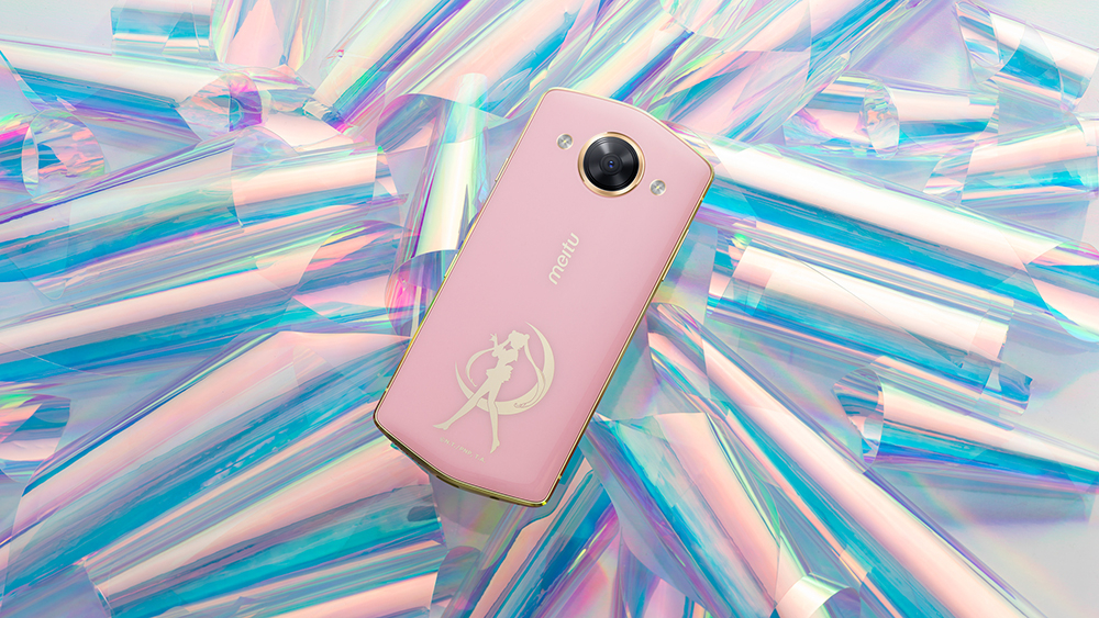 背面にセーラームーンをあしらった限定モデル