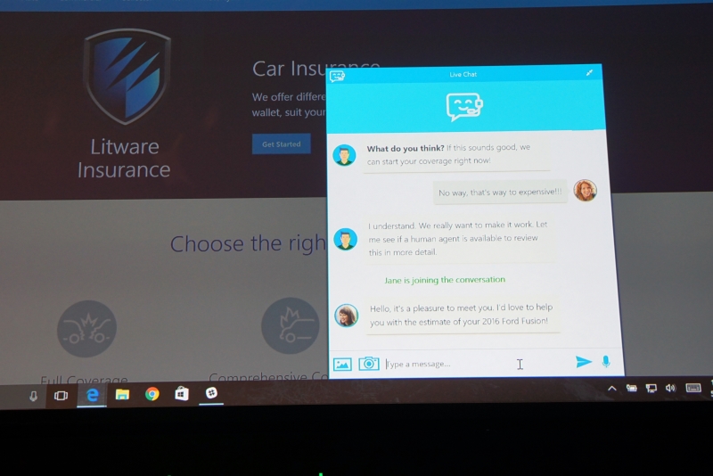 保険が高すぎて払いたくないという意見が出た場合、人と代わって話を進めるようにAIが提案。AIは裏で分析も行なっており、この顧客はあと何%のディスカウントをすれば、別の保険会社に移行しないでしょうといった情報を担当者に伝える