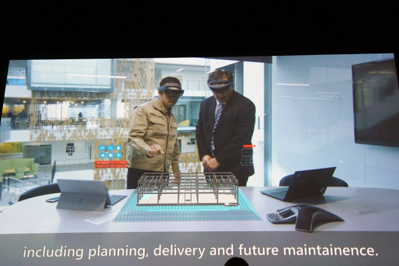 小柳建設はHoloLensを使うことで、顧客が現場にいなくても建造物を子細に確認できるビジネス手法を取り入れている。そして納品ではHoloLensを提供する