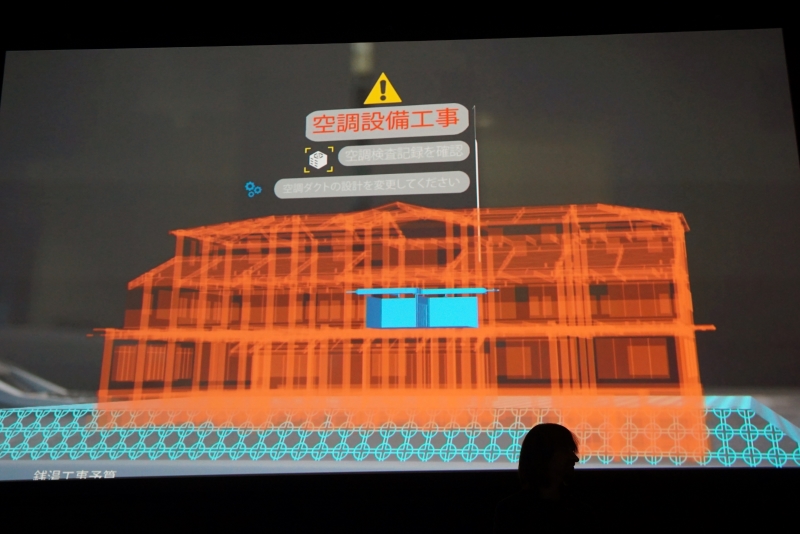 小柳建設はHoloLensを使うことで、顧客が現場にいなくても建造物を子細に確認できるビジネス手法を取り入れている。そして納品ではHoloLensを提供する