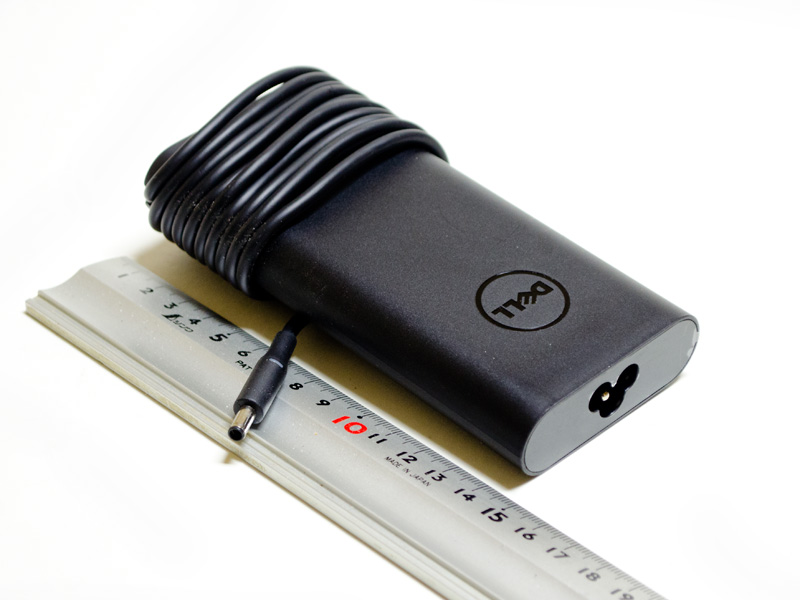 付属のACアダプタ。サイズは145×65×20mm(幅×奥行き×高さ)、重量332g