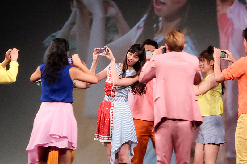 女優 中条あやみさんが登場