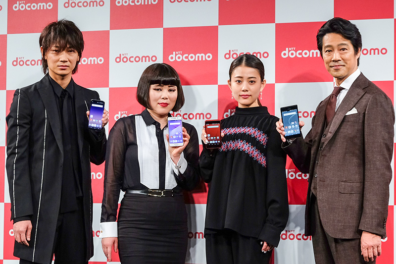 左から俳優 綾野剛さん、お笑い芸人 ブルゾンちえみさん、女優 高畑充希さん、俳優 堤真一さん