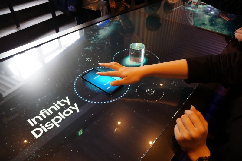 巨大なディスプレイテーブルに表示されている画面と、Galaxy S8/S8+の画面がインタラクティブに動作する「INTERACTIVE TABLE」。Galaxy S8/S8+の曲面ディスプレイと合わせて、大画面との一体感を楽しめるようになっている