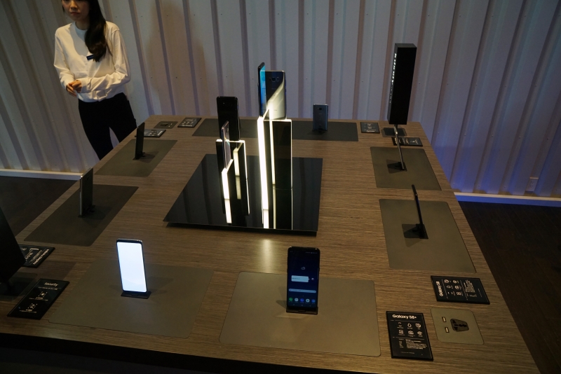 Galaxy Studio Tokyoでは、ハンズオンにも力を入れており、来場者がGalaxy S8/S8 Plusを手に取りやすいように、ブースを複数に設けていた