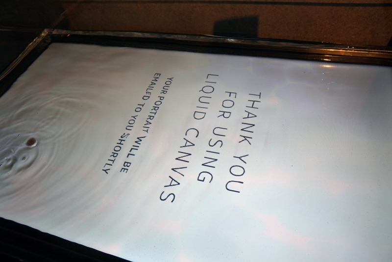 水に浸ける前に自分のメールアドレスを登録しておくことで、描いた肖像画の画像を受け取ることができる