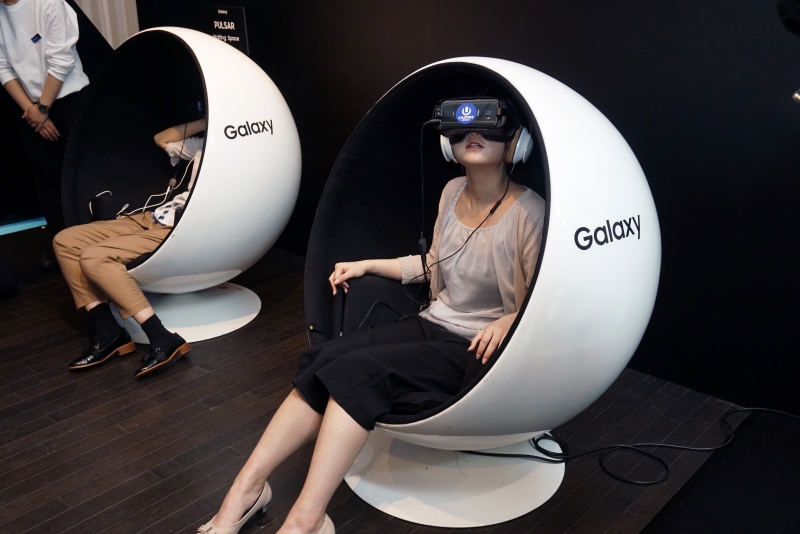 「VR PULSAR」は円形ブースの椅子に腰掛けてVRコンテンツを楽しめる