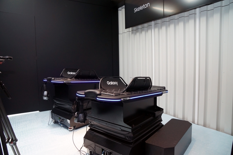 「Skeleton」ではマシンにうつ伏せになり、氷上でのスライドを体験できる