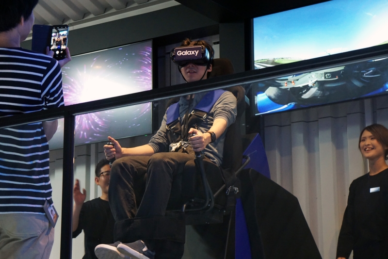 「Air Show」では横方向に360度回転する椅子に座って飛行体験を楽しめる。各VRマシンの中では一番動きが激しいアトラクション