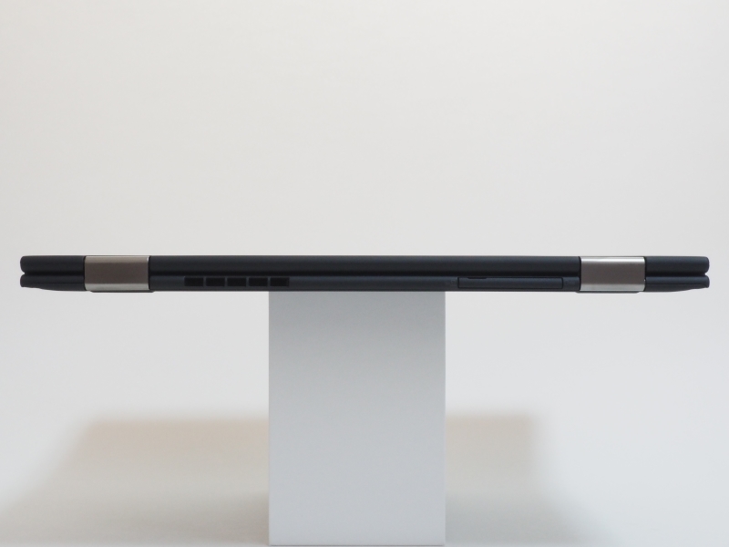 本体背面。左側にファン放熱口、右側にmicroSDカードスロットとMicro SIMカードスロットを保護するカバーがある