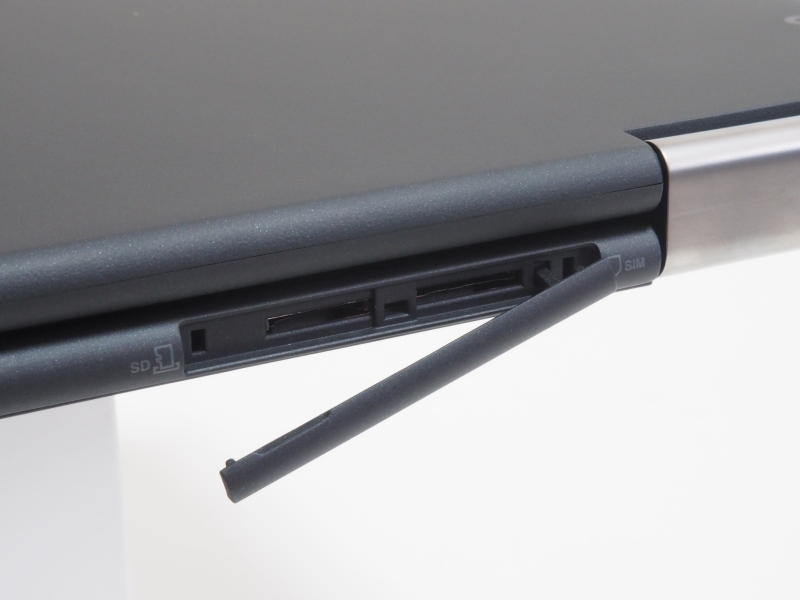 microSDカードスロットとMicro SIMカードスロットを保護するカバーははめ込み式。LTE非対応モデルにもMicro SIMカードスロットは存在するが、WWANモジュールを搭載していないので、Micro SIMカードを挿入しても使用できない。また、フルサイズのSDカードスロットが用意されていないのは残念だ