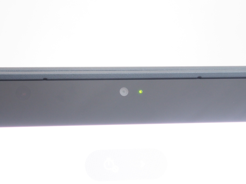 720p前面カメラの右には動作を知らせるLEDが内蔵されており、カメラ起動中に緑色に点灯する。ベゼルにある小さな穴はマイク。左のマイク右下には周辺光センサーがうっすらと見える