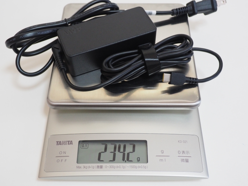 ACアダプタと電源コードを合わせた実測重量は234.2g