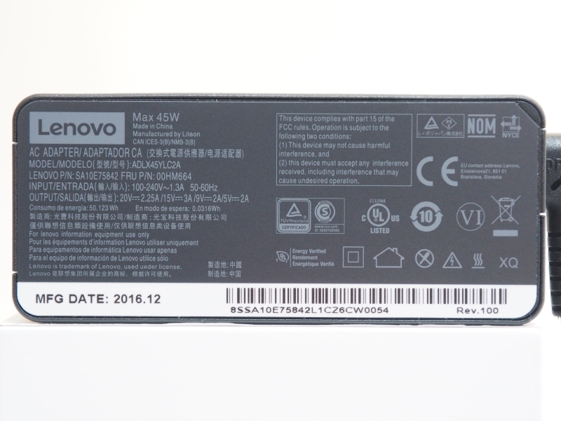 ACアダプタは入力100-240V、出力20V/2.25A、容量45W