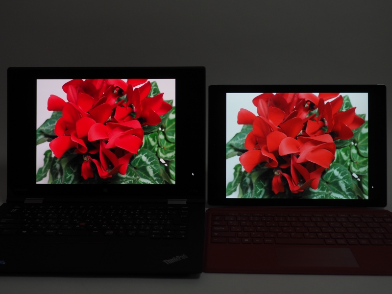 左がディスプレイ・モードをネイティブに設定したThinkPad X1 Yoga、右がSurface Pro 4。ThinkPad X1 Yogaのほうが鮮やかだが、実際の色よりややきつく、またピンクがかって見える
