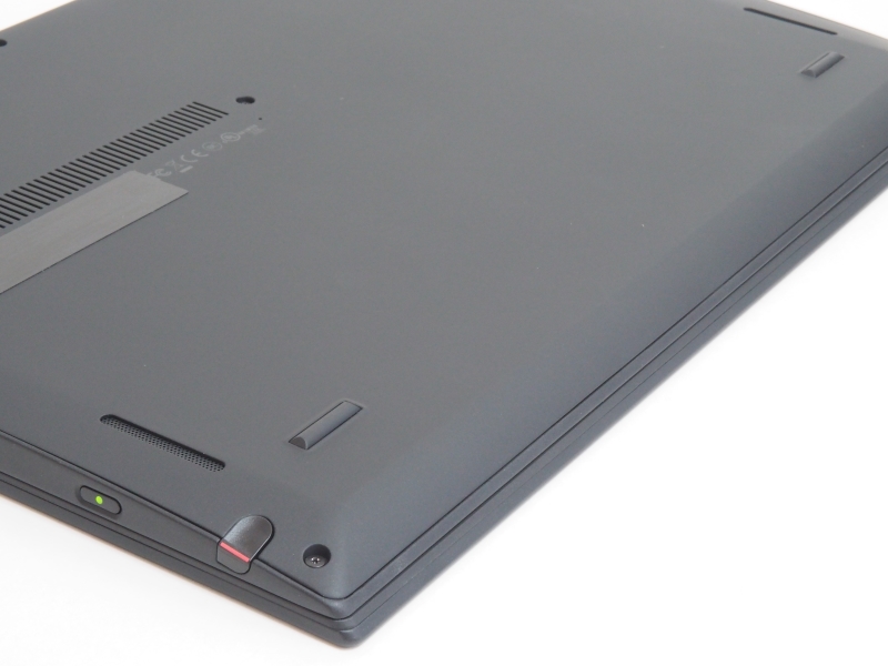 ステレオスピーカーは底面手前の両側面に内蔵されている