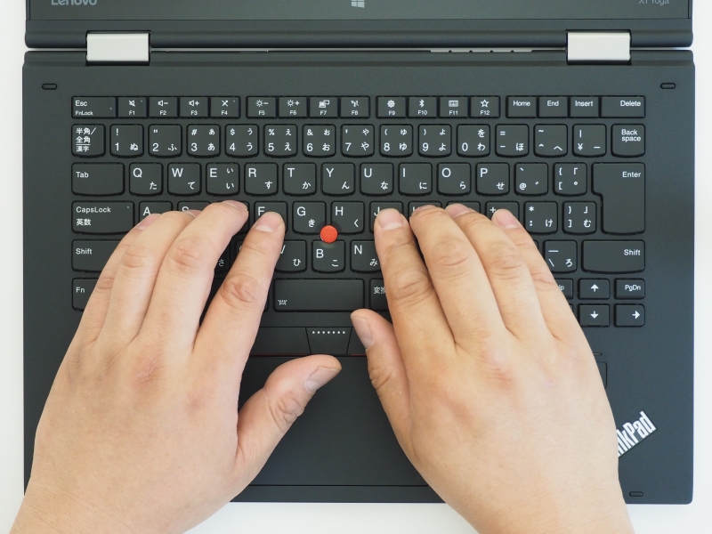 キーとキーにすき間のあるアイソレーションキーボードを採用