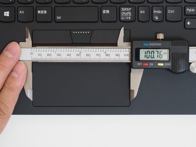 トラックパッドは実測約100×65mm。Windows 10の「高精度タッチパッド」に対応しており、さまざまなジェスチャー操作を利用できる