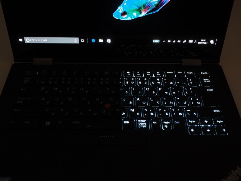 キーボードバックライトは、オフ、低い、高い、自動に設定可能。上の写真は、オフと高いに設定したキーボードの写真を合成したもの